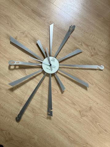Arti e Mestieri design wandklok beschikbaar voor biedingen