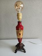 Tafellamp met messing voet, rood glas en gouden versiering, Rococo, Ophalen of Verzenden, Zo goed als nieuw, Glas