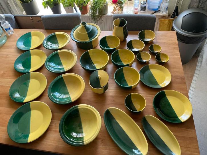 Prachtig 25 delig geel / groen servies aardewerk uit Tunesië, Huis en Inrichting, Keuken | Servies, Gebruikt, Schaal of Schalen