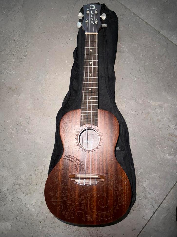 LUNA Ukulele UKE TATTOO CONCERT MAHOGANY WITH GIGBAG, Muziek en Instrumenten, Snaarinstrumenten | Gitaren | Akoestisch, Zo goed als nieuw