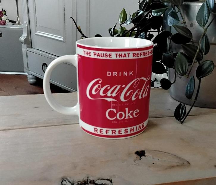 Beker - mok - coca cola, Huis en Inrichting, Keuken | Servies, Gebruikt, Kop(pen) en/of Schotel(s), Overige stijlen, Keramiek