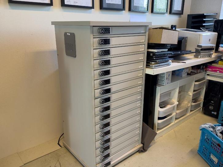 Laptopkluis 12 lades school, kantoor, vereniging locker, Huis en Inrichting, Kasten | Lockerkasten, Zo goed als nieuw, Ophalen