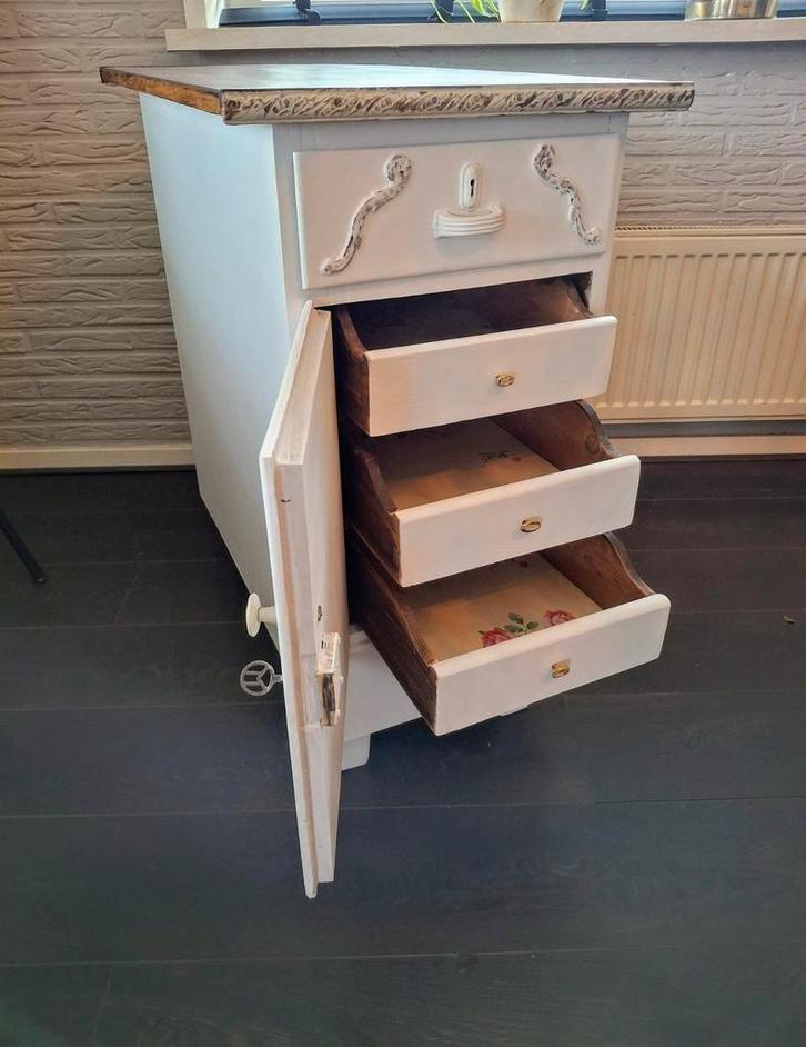 Apart Brocante/ Vintage kastje met deurtje en 4 laden, Antiek en Kunst, Curiosa en Brocante, Ophalen