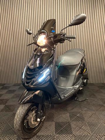 PIAGGIO ZIP 4T 3V BROM 2020 FULL OPTION GLANS ZWART beschikbaar voor biedingen