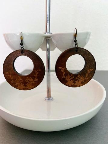 Vintage statement oorbellen van hout beschikbaar voor biedingen