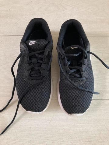 Nike Tanjun sportschoenen zwart maat 35 beschikbaar voor biedingen