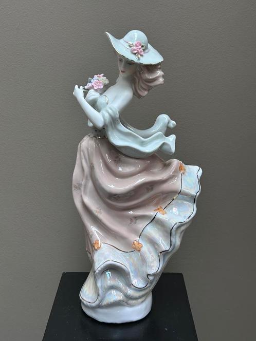 Porseleinen beeld van een jonge dame met bloemen boeket, Antiek en Kunst, Antiek | Porselein, Ophalen of Verzenden