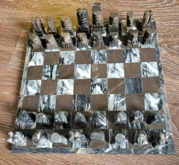 Schaakspel van steen beschikbaar voor biedingen