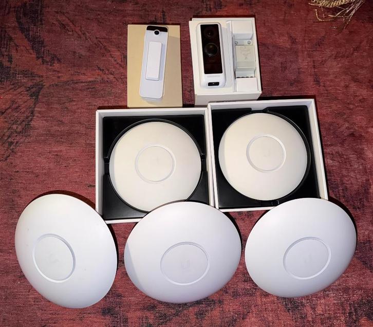 Vijf stuks Unifi AP's + G4 Doorbell / Doorbell Lite, Computers en Software, Accesspoints, Ophalen of Verzenden