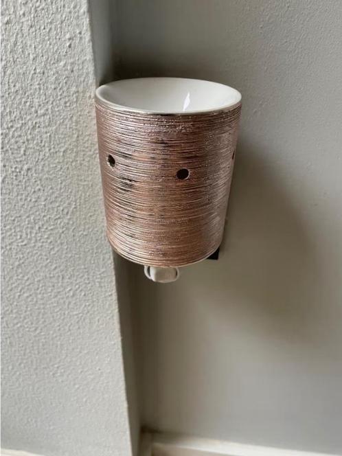 Scentsy stekker lamp met 4 verpakkingen geurmelts, Huis en Inrichting, Lampen | Losse lampen, Zo goed als nieuw, Overige typen