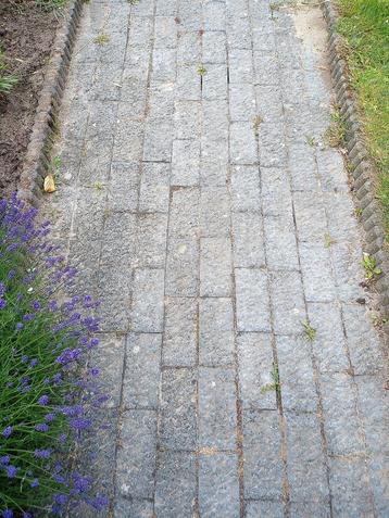 MOET WEG ruim 14m2 klinkers (natuursteen) €5 per m2 beschikbaar voor biedingen
