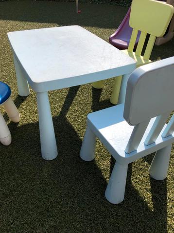 Kindertafel met Stoelen beschikbaar voor biedingen