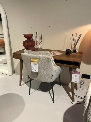 Bureau + stoel beschikbaar voor biedingen
