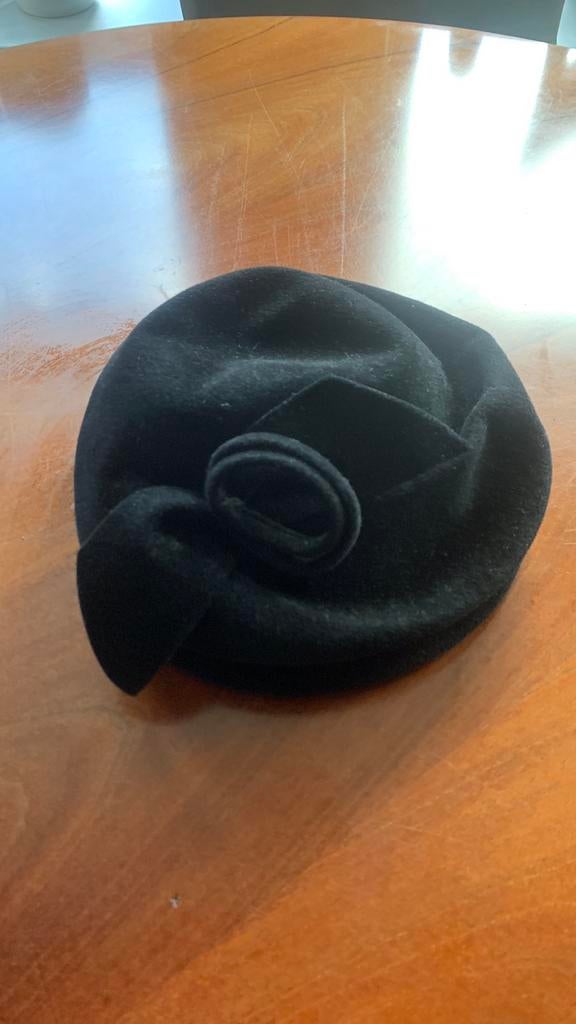Zwart zgan  Design Hoed 55 cm met strik origineel  jaren 50, Kleding | Dames, Hoeden en Petten, Ophalen of Verzenden, Zo goed als nieuw