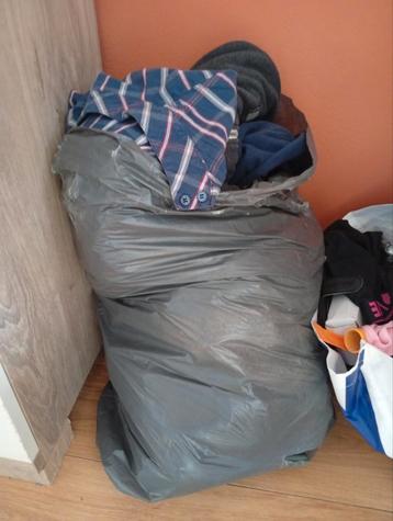 Zak met jongenskleding / kinderkleding beschikbaar voor biedingen