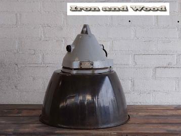 Emaille oude stoere lamp afmeting H41 D38 met glazen stolp beschikbaar voor biedingen