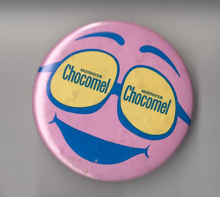 Chocomel Nutricia button, Verzamelen, Speldjes, Pins en Buttons, Gebruikt, Speldje of Pin, Overige onderwerpen, Ophalen of Verzenden