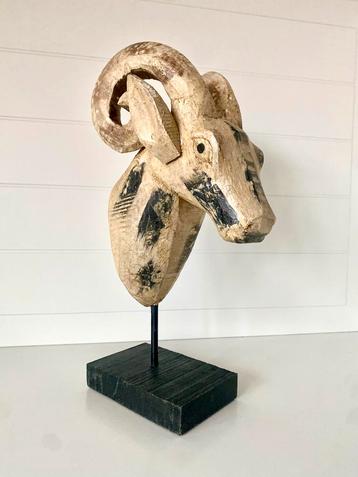 Houten Rambok Hoofd - Decoratief op houten voet beschikbaar voor biedingen
