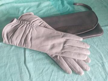 Leren dameshandschoenen.   beschikbaar voor biedingen