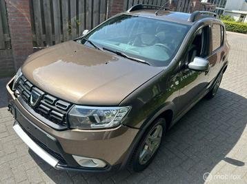 Dacia Sandero 0.9 met lichte voorschade beschikbaar voor biedingen