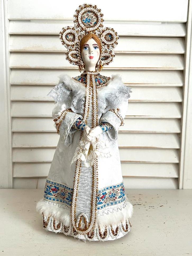 Vintage kerst sneeuwkoningin pop porselein en textiel, Diversen, Kerst, Ophalen