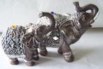 2 Olifant beeldjes met ingelegde steentjes op het kleed., Ophalen of Verzenden, Zo goed als nieuw, Dier