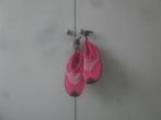 Nw fuchsia/lichtroze/zwrte zwemschoentjes/waterschoentjes 25, Kinderen en Baby's, Kinderkleding | Kinder-zwemkleding, Zwemschoenen