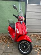 Full option vespa sprint rood alarm I-Get 2018 snor, Fietsen en Brommers, Scooters | Vespa, Ophalen, Zo goed als nieuw, Benzine