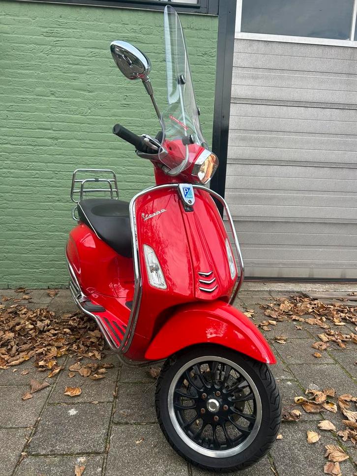 Full option vespa sprint rood alarm I-Get 2018 snor, Fietsen en Brommers, Scooters | Vespa, Zo goed als nieuw, Benzine, Ophalen