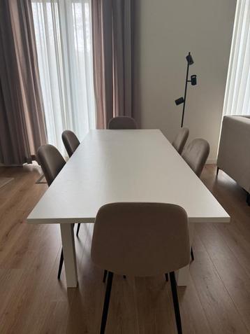 IKEA Eettafel met beige eetkamerstoelen beschikbaar voor biedingen