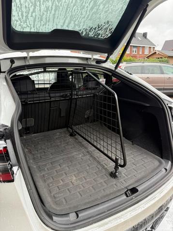 Tesla Model Y Guardsman hondenrek met scheidingsrek beschikbaar voor biedingen