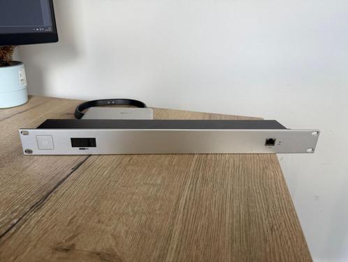 Ubiquiti UniFi Cloud Key Gen2 Plus, 1TB HDD + 19" rack mount, Computers en Software, Netwerk switches, Zo goed als nieuw, Ophalen of Verzenden