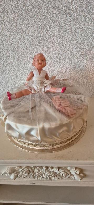 Mooi brocante doosje met vintage popje  beschikbaar voor biedingen