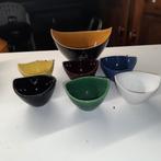 Potterie de Driehoek Huizen retro pindaset met hoed-kommen, Gebruikt, Ophalen of Verzenden, Kom(men), Overige stijlen