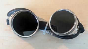aluminium, rubber en getinte groene glazen beschikbaar voor biedingen