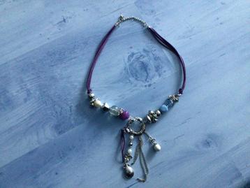Paarse ketting met bedeltjes beschikbaar voor biedingen