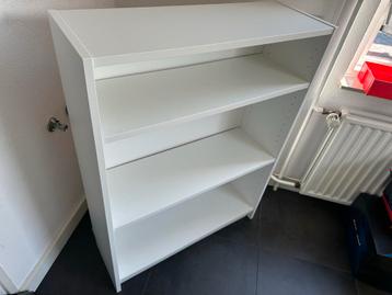 Witte Boekenkast beschikbaar voor biedingen