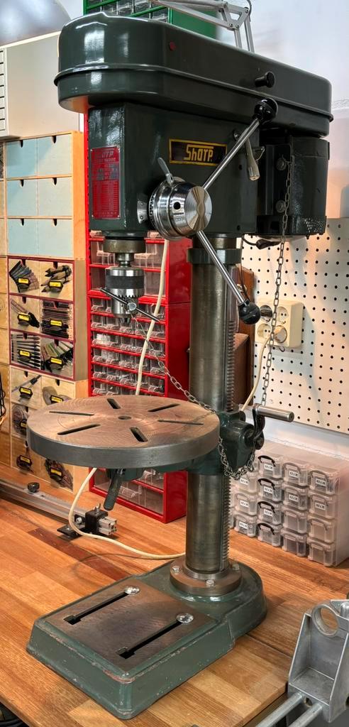 Grote Sharp SE330 kolomboormachine, Doe-het-zelf en Verbouw, Gereedschap | Boormachines, Gebruikt, Kolomboormachine, Variabele snelheid