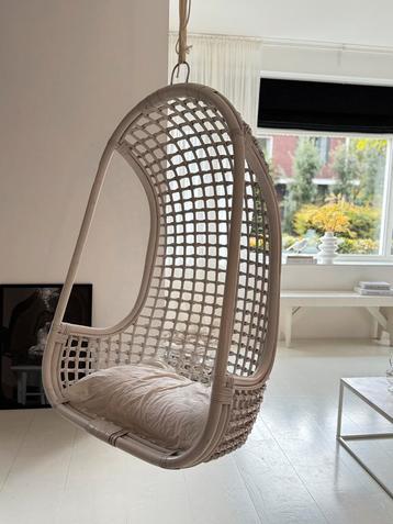 Witte rotan hangstoel beschikbaar voor biedingen