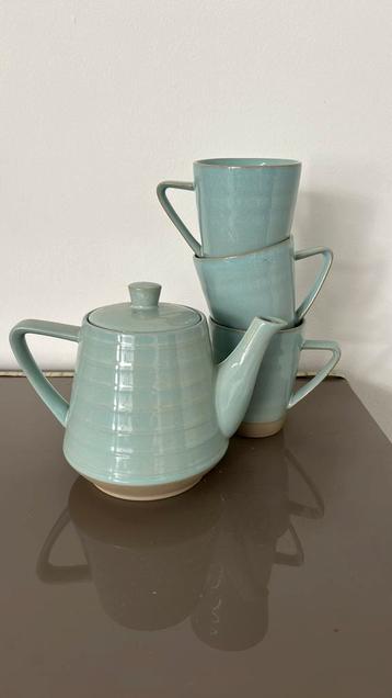 Theepot met kopjes beschikbaar voor biedingen