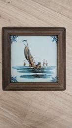 Oudhollandse tegel vissersboot van Makkum in houten lijst, Antiek en Kunst, Ophalen of Verzenden