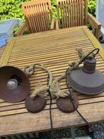 2 Buiten ijzeren hanglampen, Gebruikt, Wandlamp, Ophalen of Verzenden, 50 tot 250 watt