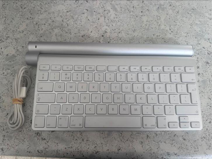 Apple wireless keyboard in nette staat, Computers en Software, Toetsenborden, Zo goed als nieuw, Ophalen of Verzenden