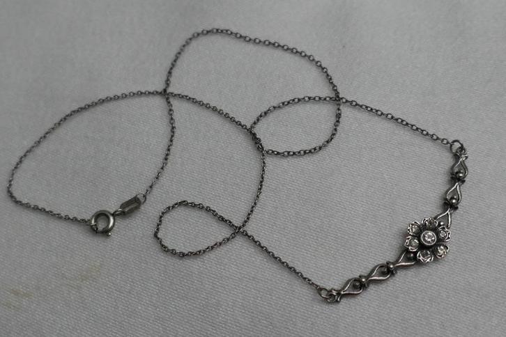 Klassieke zilveren ketting met ornament, Sieraden, Tassen en Uiterlijk, Kettingen, Nieuw, Zilver, Zilver, Met hanger, Met kristal