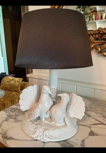 Hele bijzondere schemerlamp / tafellamp van wit steen + duif beschikbaar voor biedingen