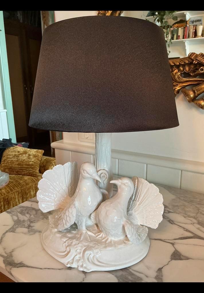Hele bijzondere schemerlamp / tafellamp van wit steen + duif, Huis en Inrichting, Lampen | Tafellampen, Zo goed als nieuw, Ophalen