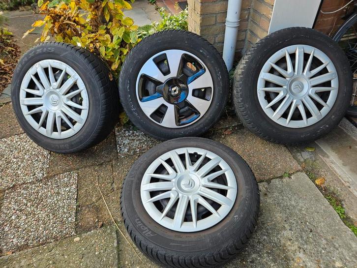 Set Winterbanden 185/65/R15 op Velgen en 2 andere banden, Auto diversen, Auto-accessoires, Gebruikt, Ophalen of Verzenden