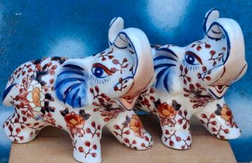 IMARI porselein. Japan. Olifantenpaar. Handpainted.  11 cm. beschikbaar voor biedingen