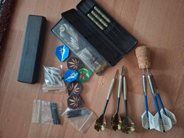 3 sets pijlen 1 set harrows en accessoires  beschikbaar voor biedingen