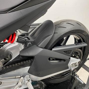 Aprilia Tuono / RS 660 passagier voetsteun afdekplaat beschikbaar voor biedingen
